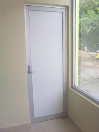 Puerta comercial para baño